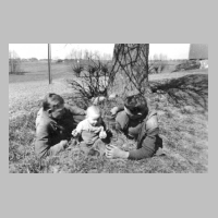 086-0061 Im April 1943 auf Gut Hugo Geil Perkuiken. Erich Naujok, Rudolf Haering und Wilhelm Haering. Im Hintergrund rechts das Muehlenhaus..jpg